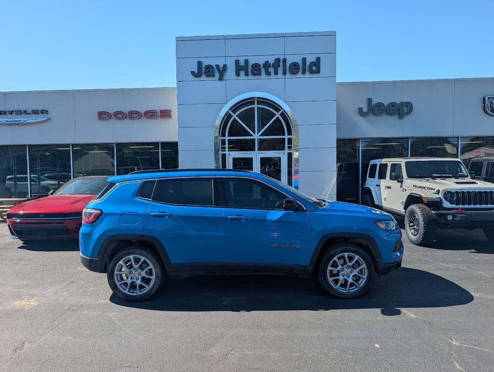 2023 Jeep Compass Latitude Lux — photo 1 of 5