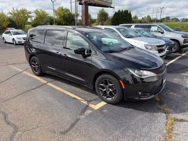 2018 Chrysler Pacifica Touring L — photo 1 of 2