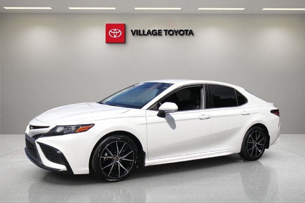 2022 Toyota Camry SE — photo 1 of 27