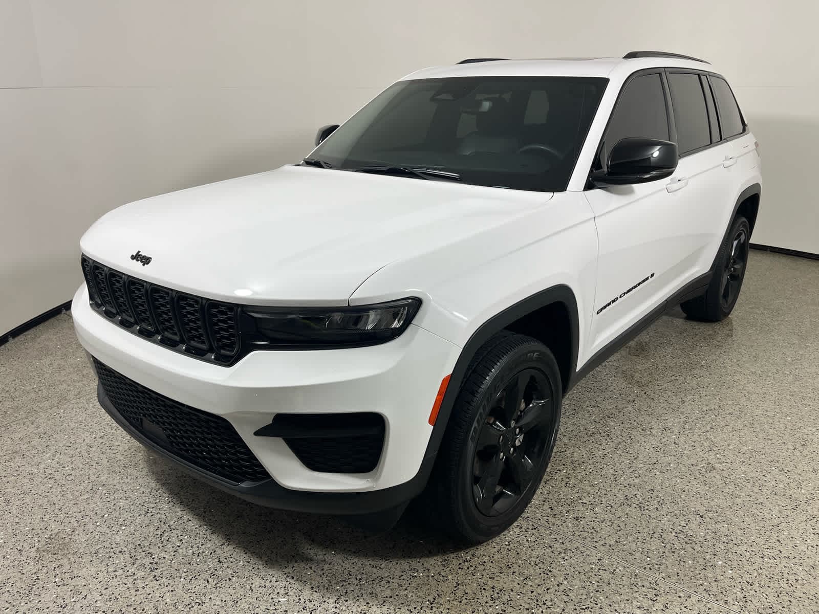 2023 Jeep Grand Cherokee Altitude — photo 1 of 28
