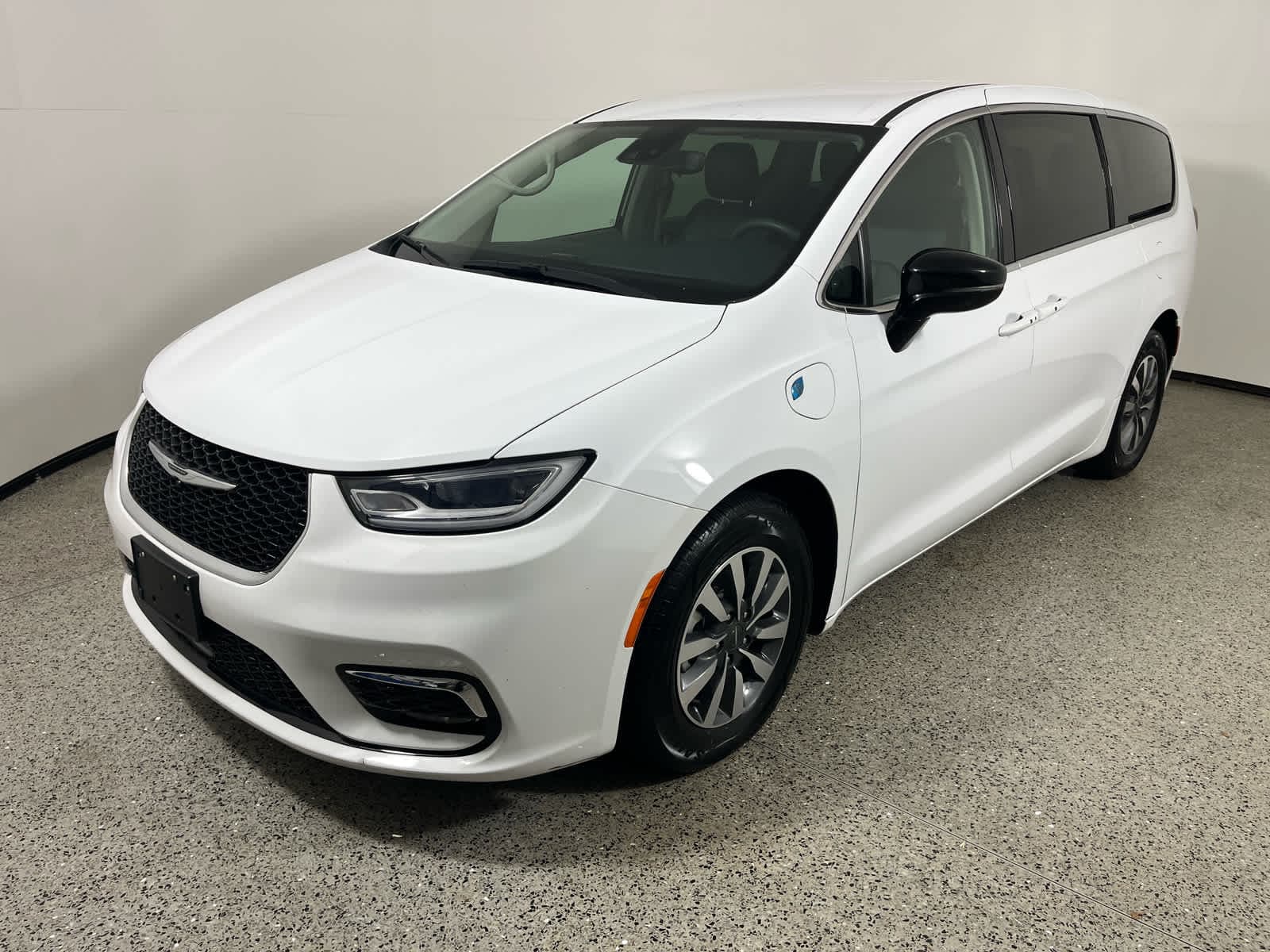 2024 Chrysler Pacifica Hybrid Select — photo 1 of 27