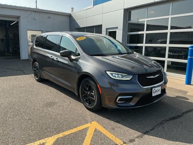 2023 Chrysler Pacifica Touring L — photo 1 of 26