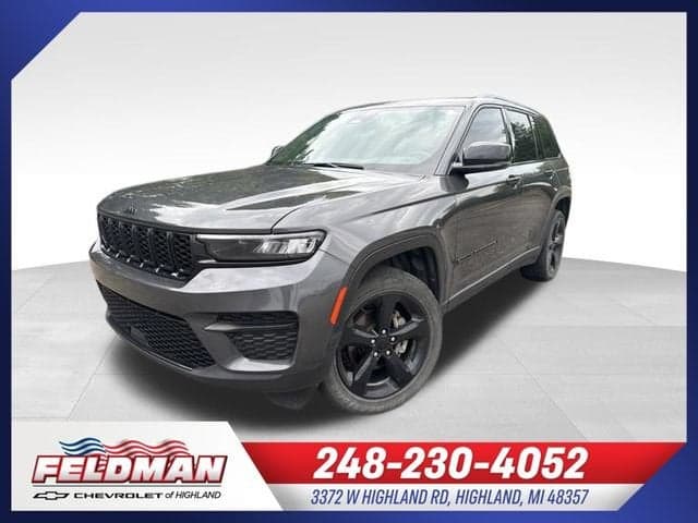 2022 Jeep Grand Cherokee Altitude — photo 1 of 11