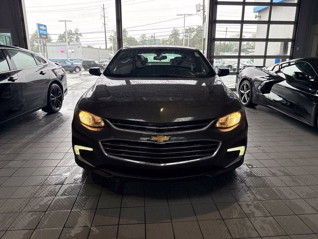 2017 Chevrolet Malibu LT — photo 1 of 19