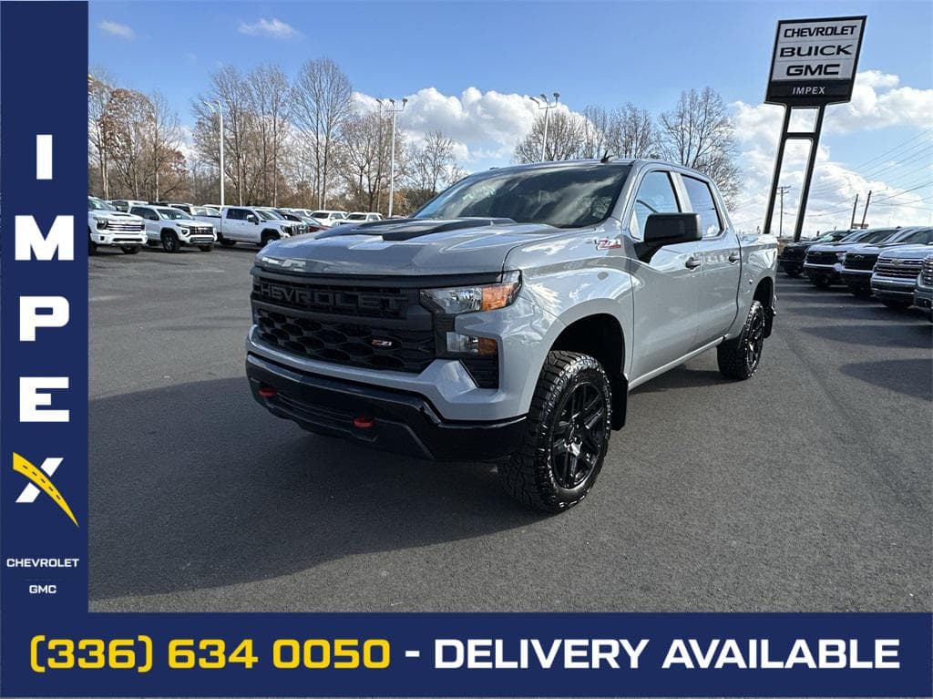 Foto de 2024 Chevrolet Silverado 1500 4WD Crew Cab Short Bed Custom Trail Boss