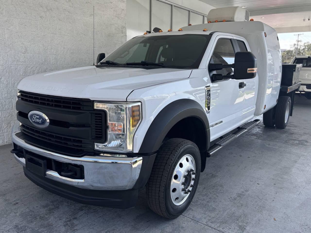 Foto de 2019 Ford F-450 Chassis LARIAT