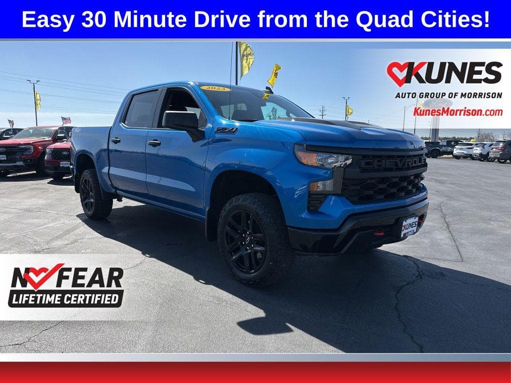 Foto de 2023 Chevrolet Silverado 1500 4WD Crew Cab Short Bed Custom Trail Boss
