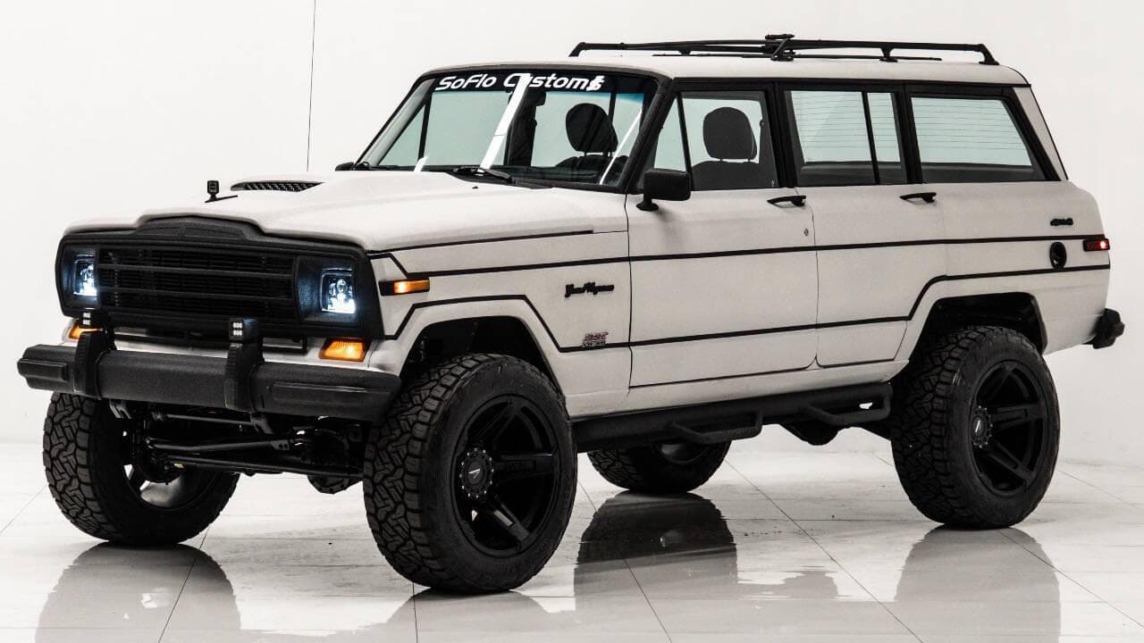 Foto de 2025 Apocalypse Restomod Grand Wagoneer 4X4 392 V8 Hemi - 520 Horsepower