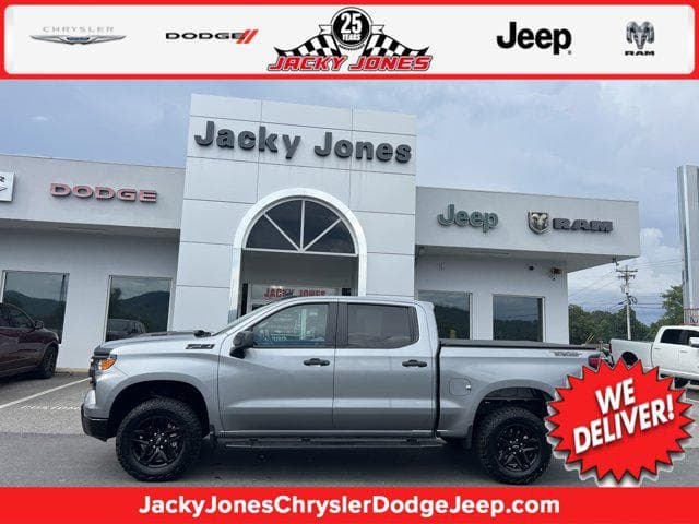 Foto de 2024 Chevrolet Silverado 1500 4WD Crew Cab Short Bed Custom Trail Boss