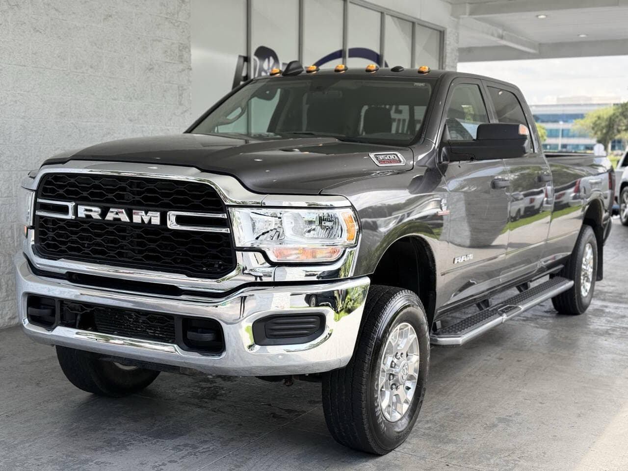 Foto de 2019 RAM 3500 Tradesman Crew Cab 4x4 8 Box