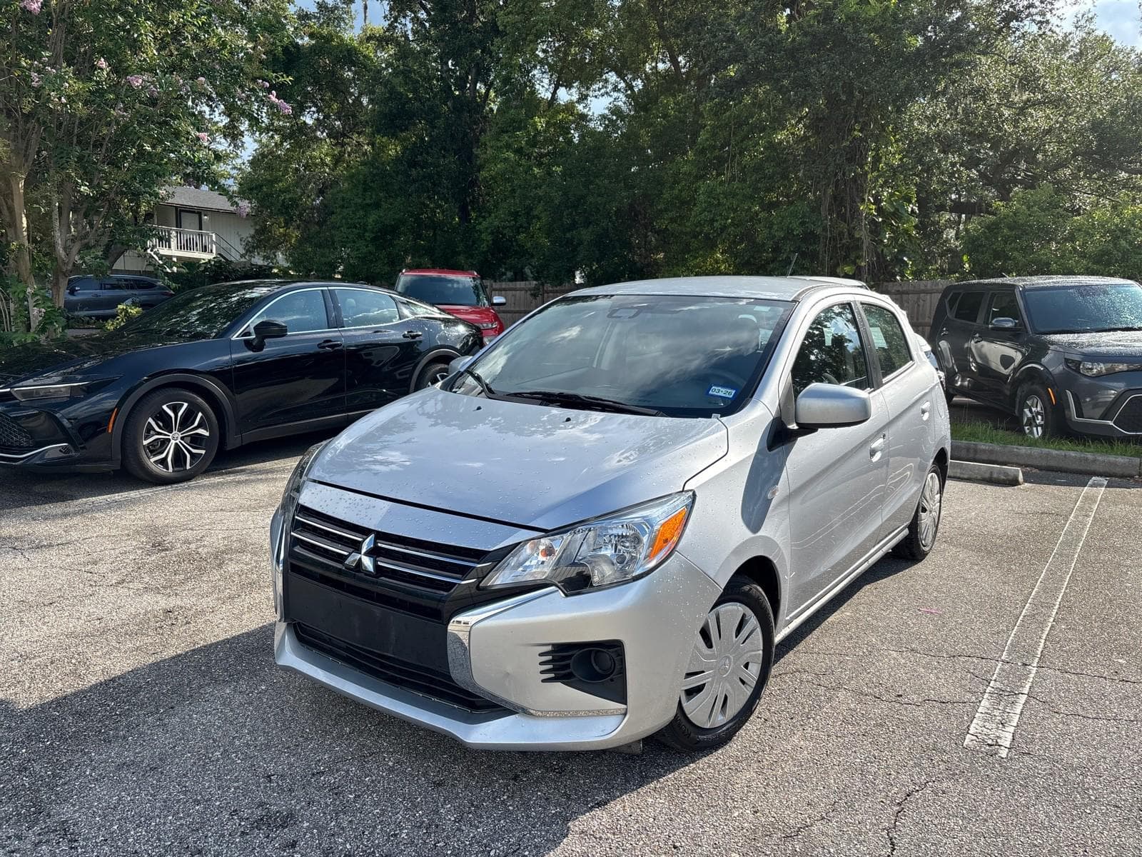Foto de 2024 Mitsubishi Mirage ES