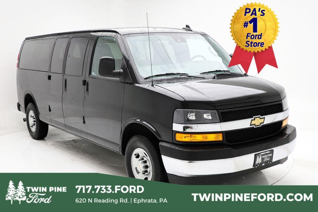 Foto de 2024 Chevrolet Express Passenger RWD 3500 Extended Wheelbase LT