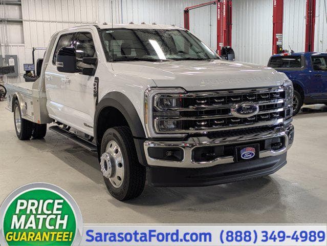 Foto de 2025 Ford F-450 Chassis LARIAT