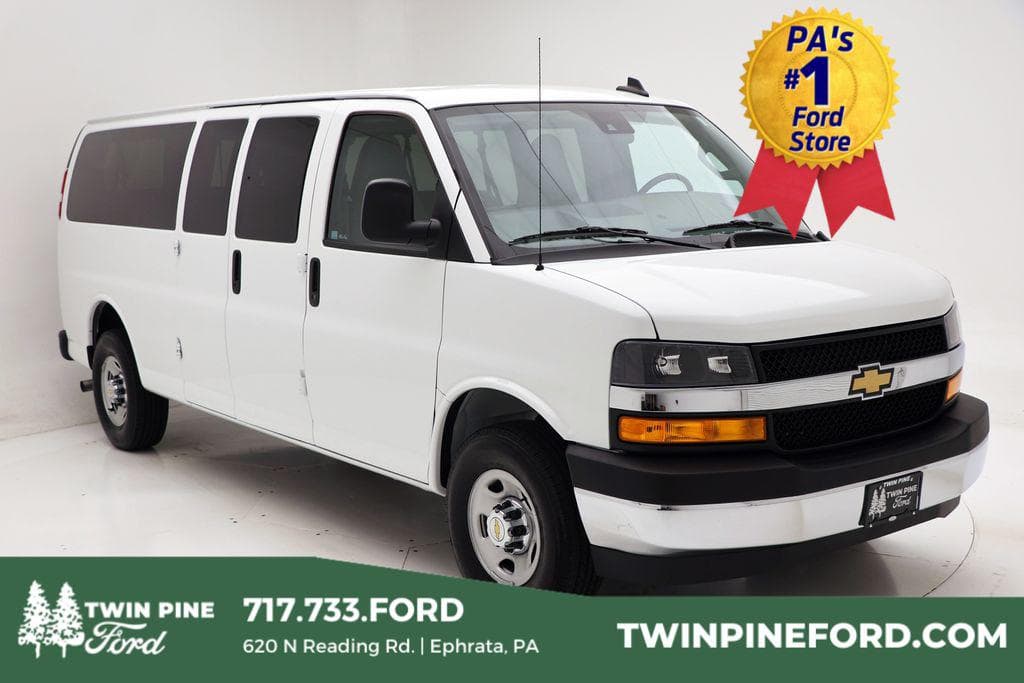 Foto de 2024 Chevrolet Express Passenger RWD 3500 Extended Wheelbase LT