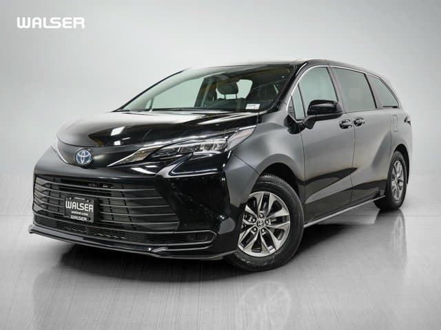 2024 Toyota Sienna LE — photo 1 of 30