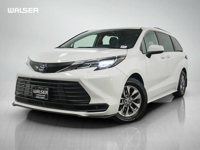 2022 Toyota Sienna LE — photo 1 of 29