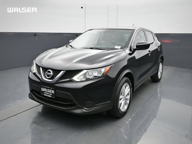 2017 Nissan Rogue Sport S — photo 1 of 44
