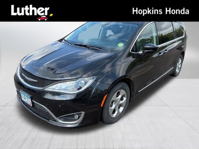 2017 Chrysler Pacifica Touring-L Plus — photo 1 of 13