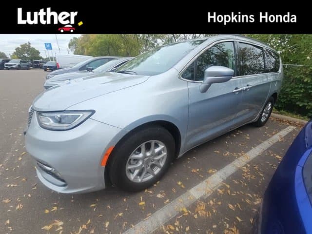 2022 Chrysler Pacifica Touring L — photo 1 of 11