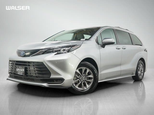 2024 Toyota Sienna LE — photo 1 of 31