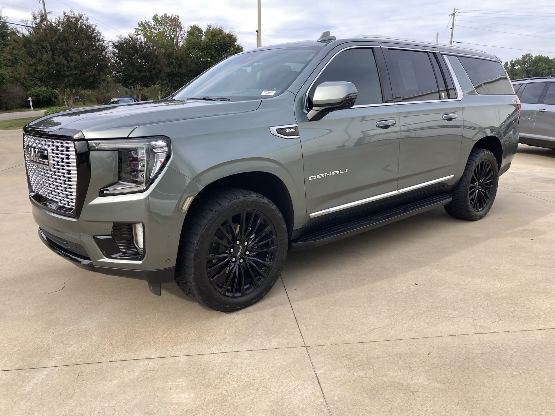 2024 GMC Yukon XL Denali — photo 1 of 4
