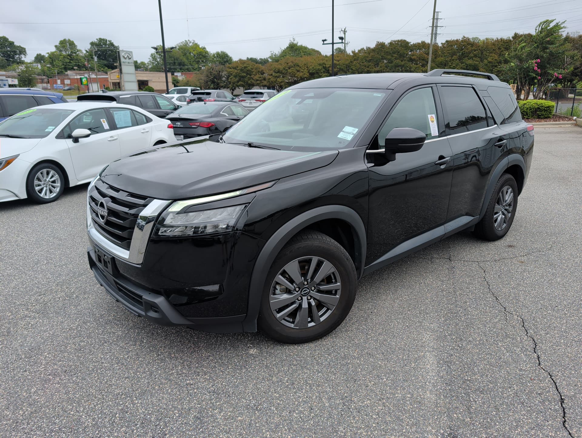 2024 Nissan Pathfinder SV — photo 1 of 32