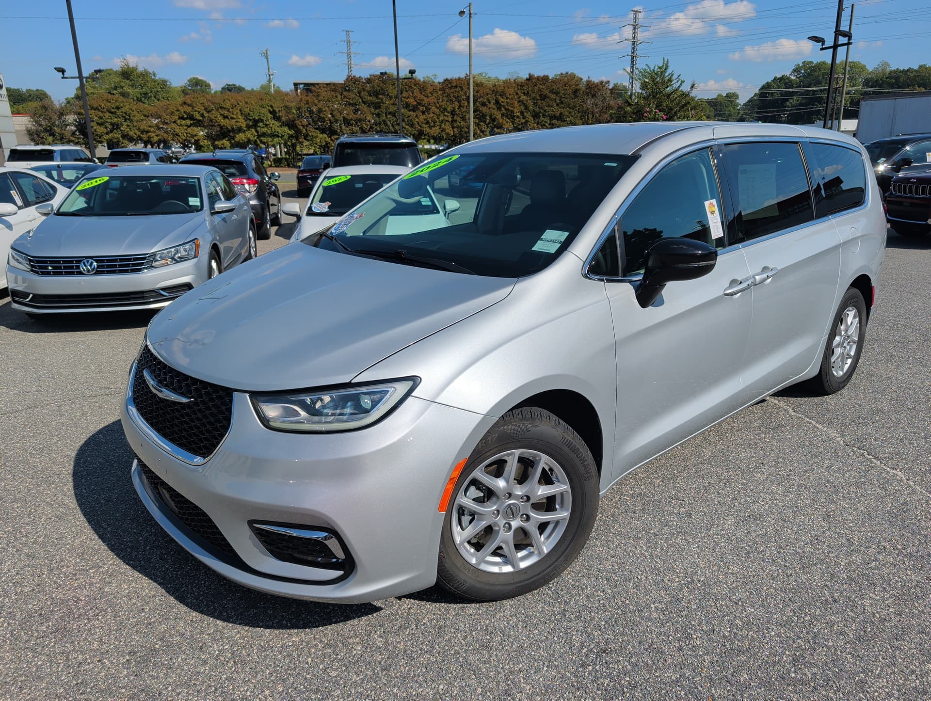 2024 Chrysler Pacifica Touring L — photo 1 of 32