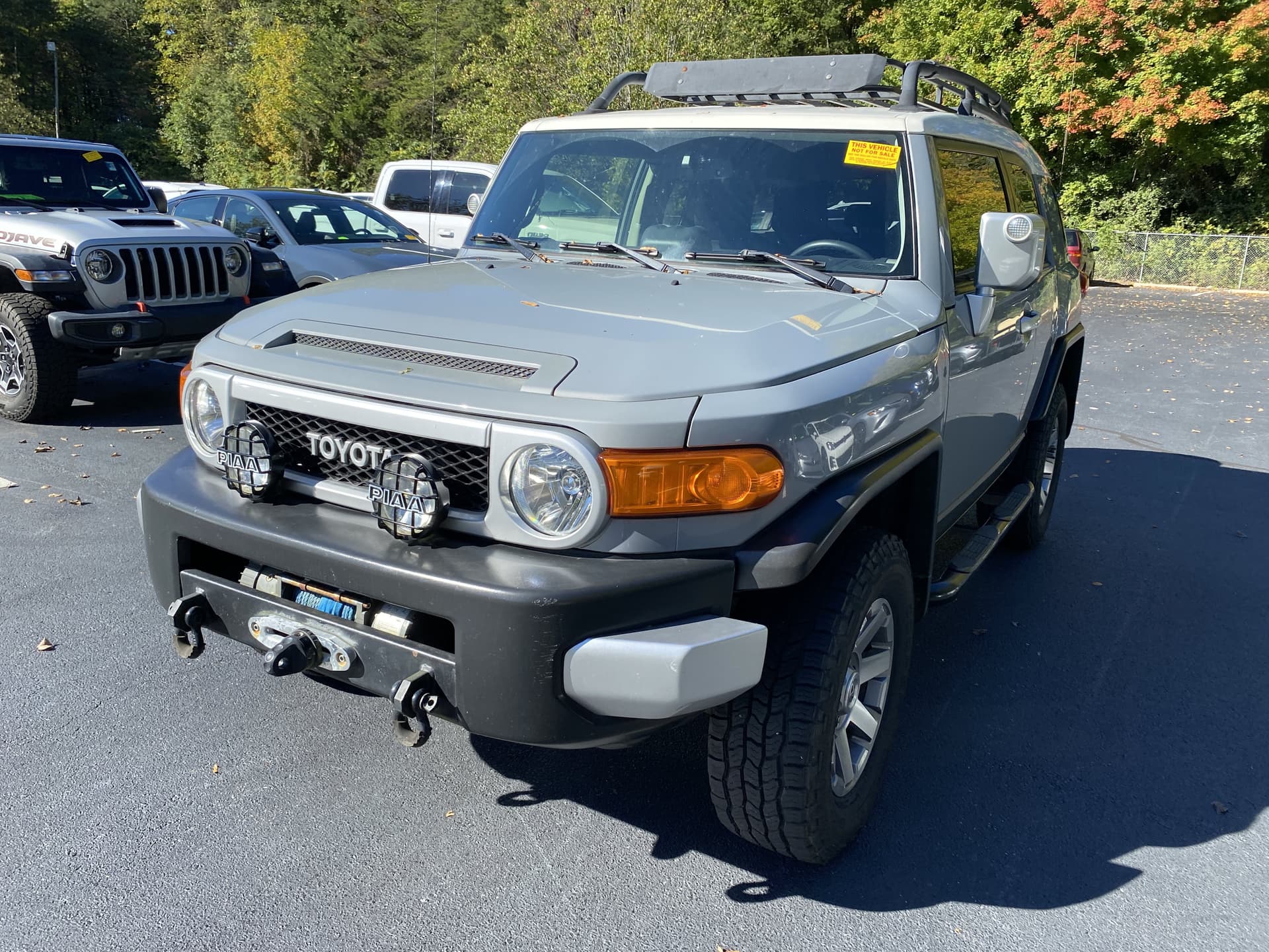2014 Toyota FJ Cruiser Base — photo 1 of 15
