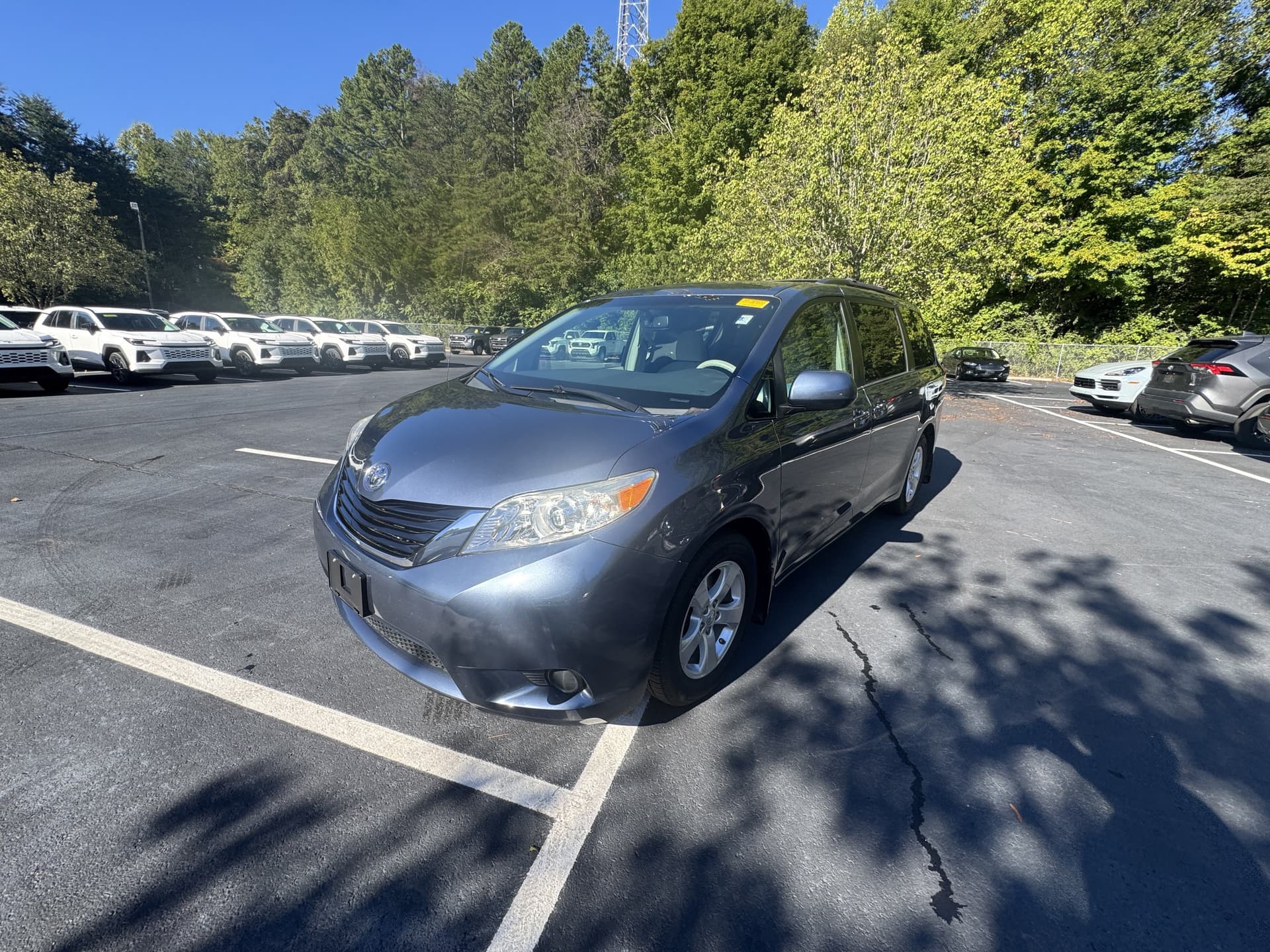 2014 Toyota Sienna LE — photo 1 of 25