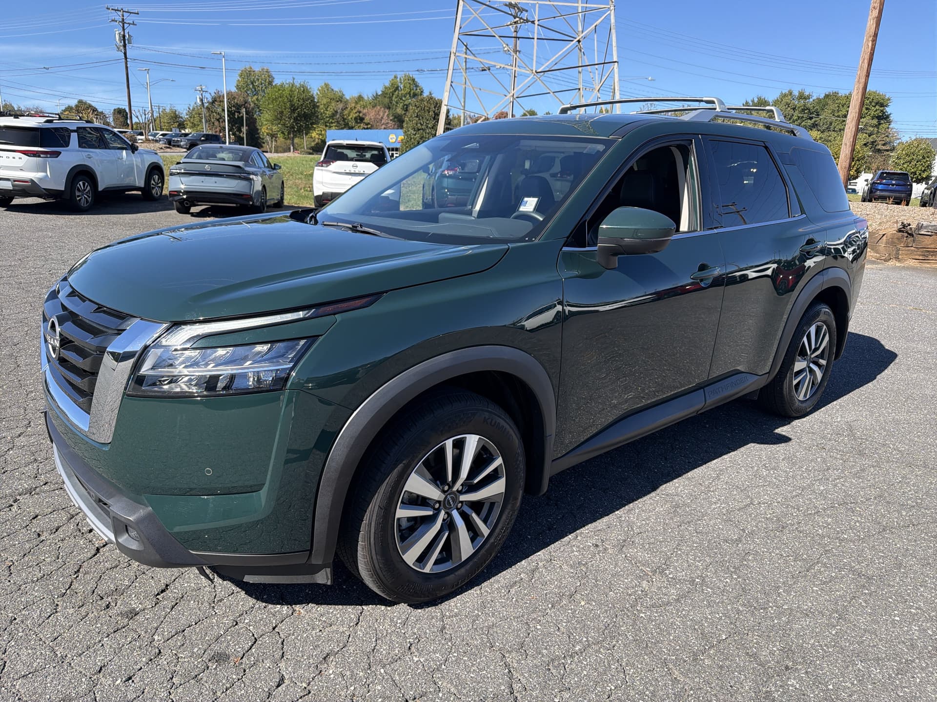 2024 Nissan Pathfinder SL — photo 1 of 34