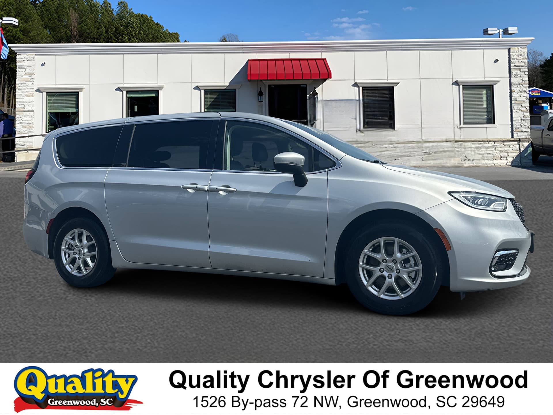 2023 Chrysler Pacifica Touring L — photo 1 of 30