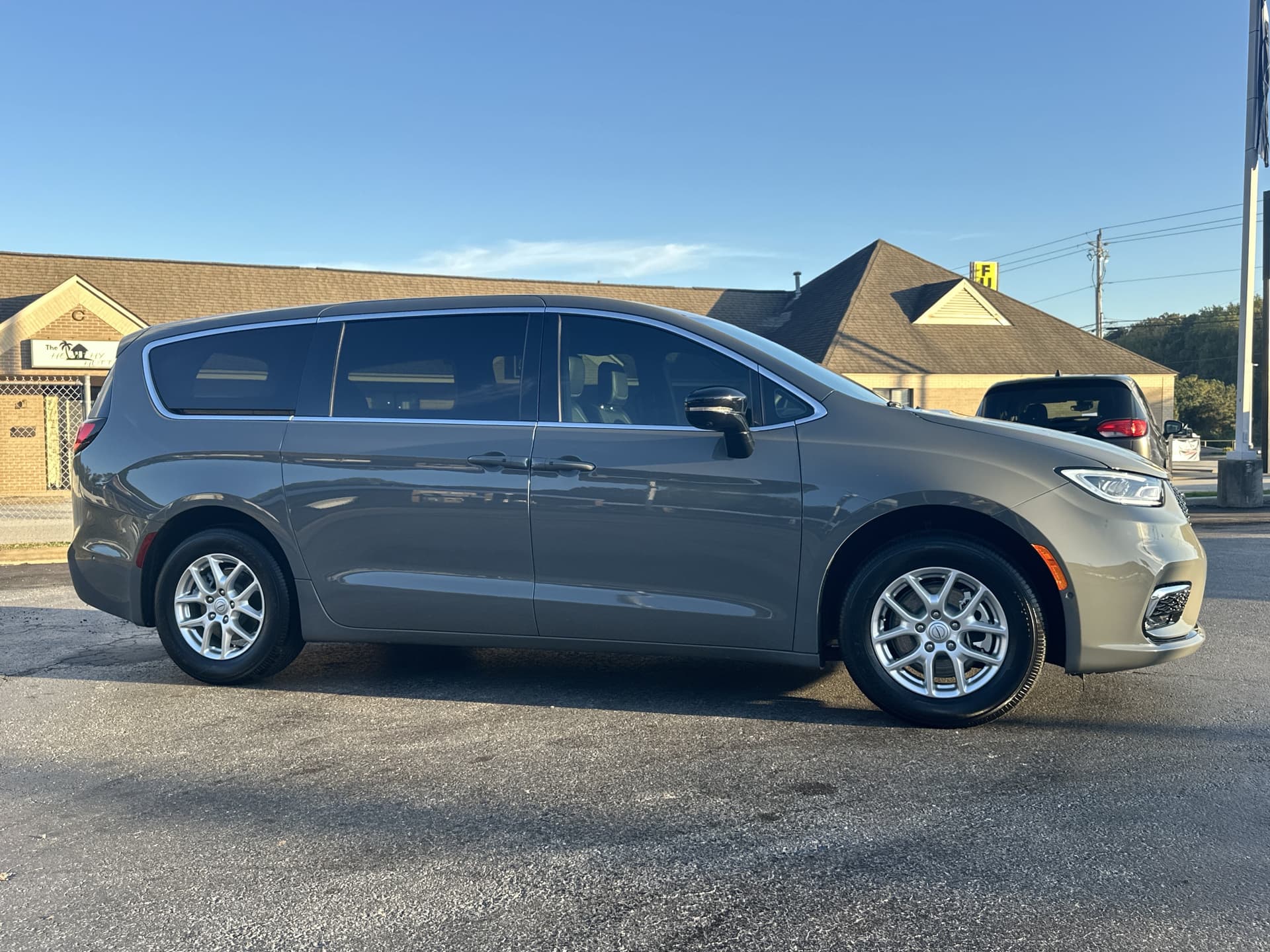 2025 Chrysler Pacifica Select — photo 1 of 2