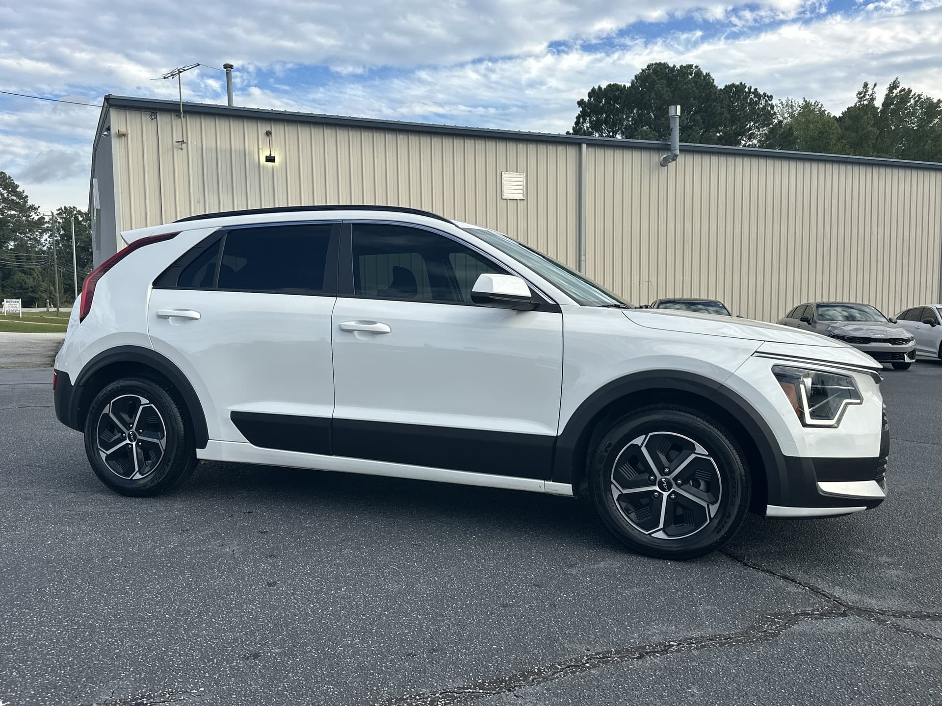 2023 Kia Niro LX — photo 1 of 15