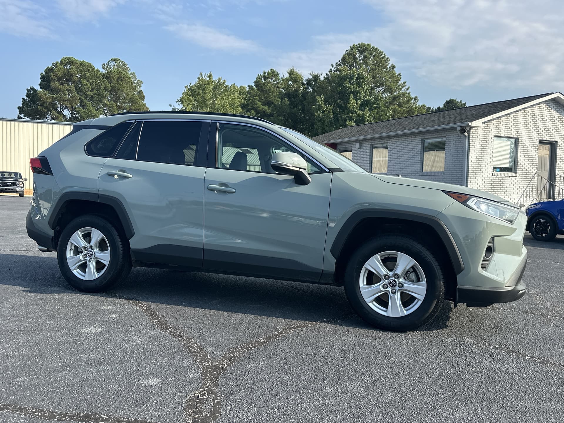 2019 Toyota RAV4 XLE — photo 1 of 19