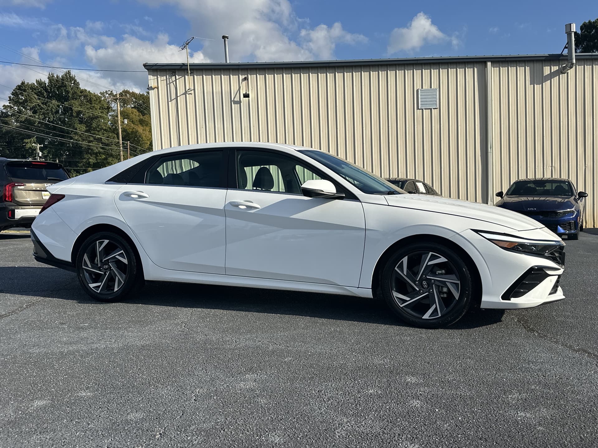 2024 Hyundai Elantra Limited — photo 1 of 9