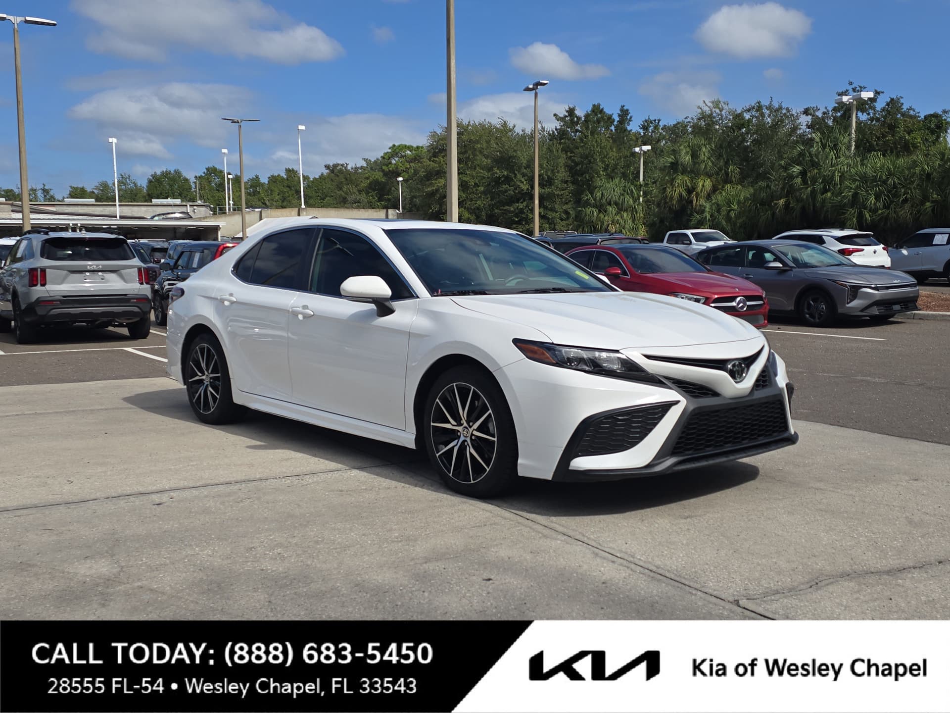 2022 Toyota Camry SE — photo 1 of 32