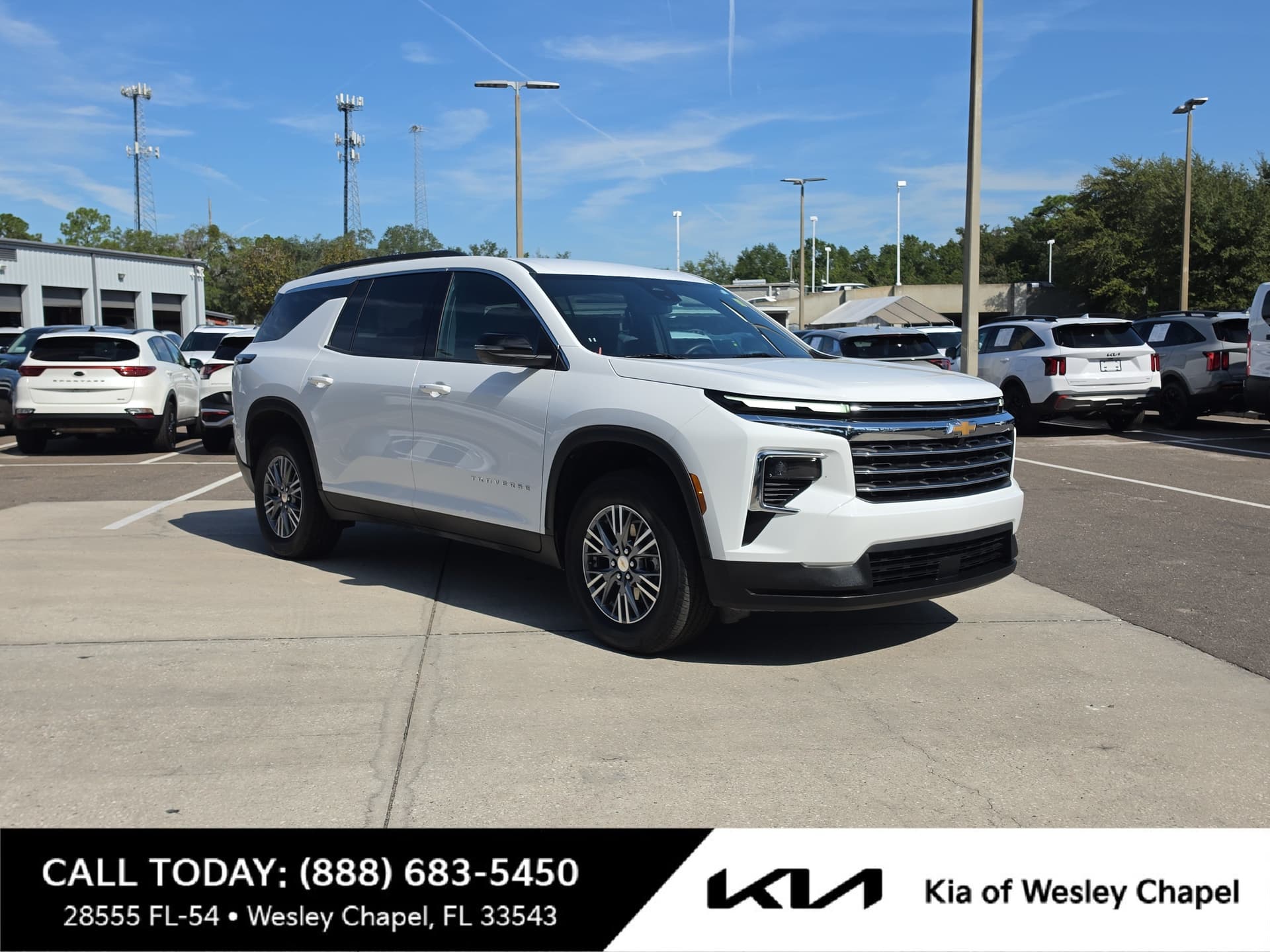 2025 Chevrolet Traverse FWD LT — photo 1 of 33