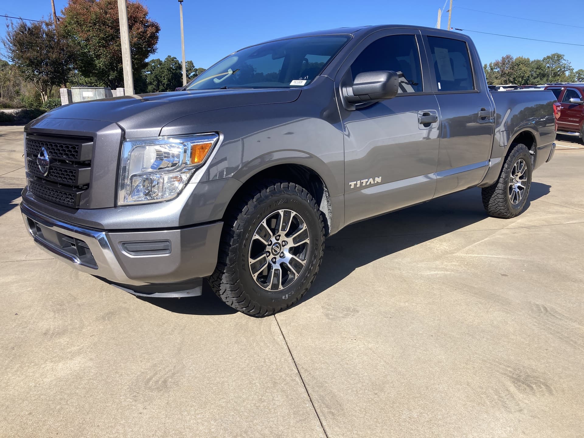 2022 Nissan Titan SV — photo 1 of 4