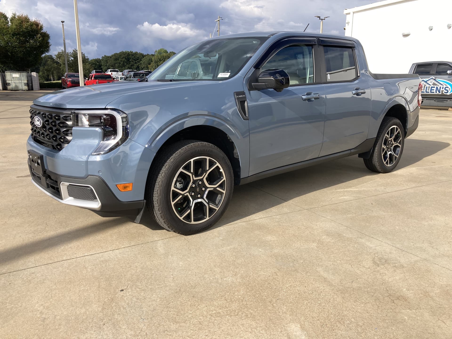 2025 Ford Maverick LARIAT — photo 1 of 4