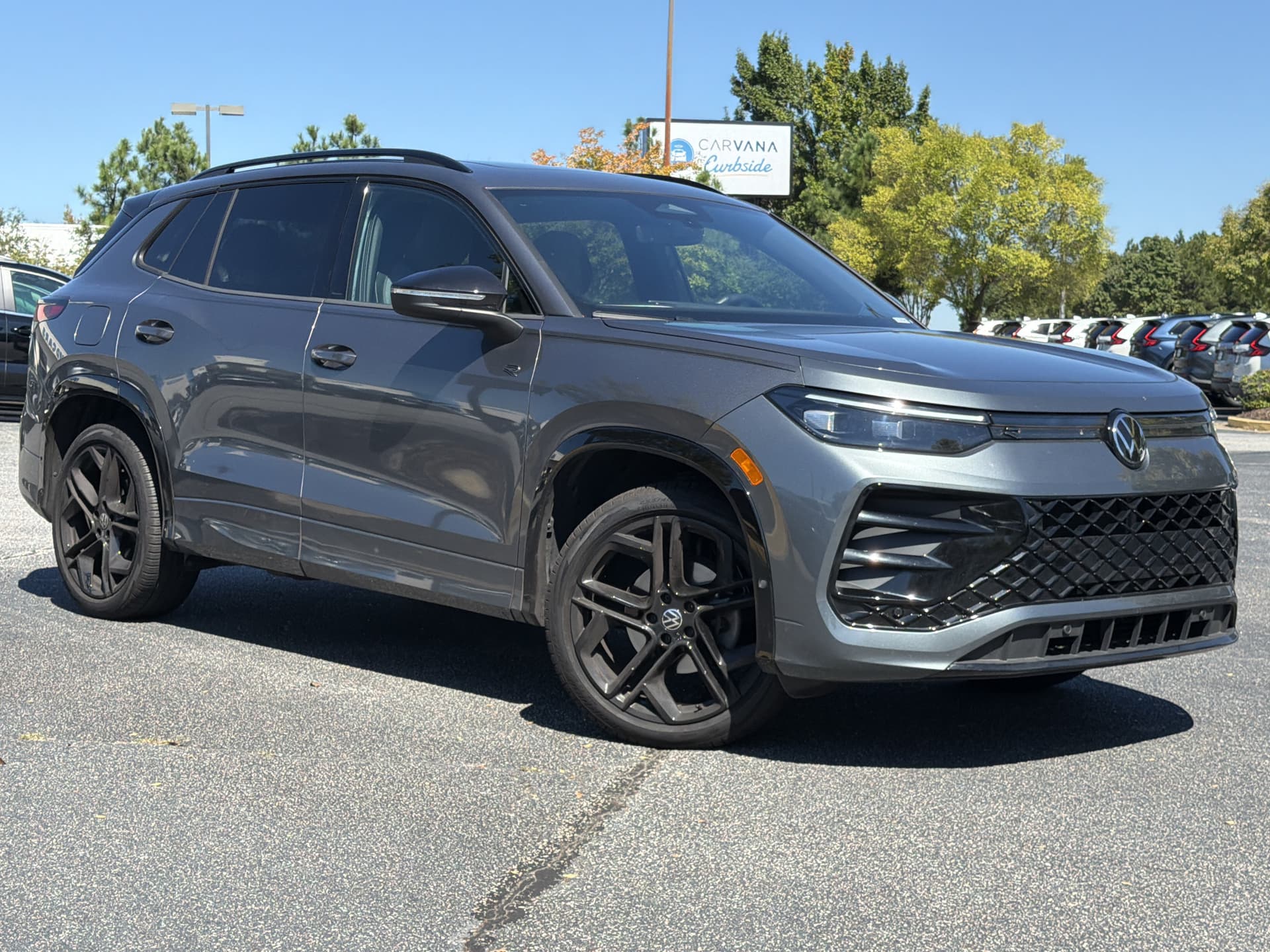 2025 Volkswagen Tiguan SE R-Line Black — photo 1 of 29