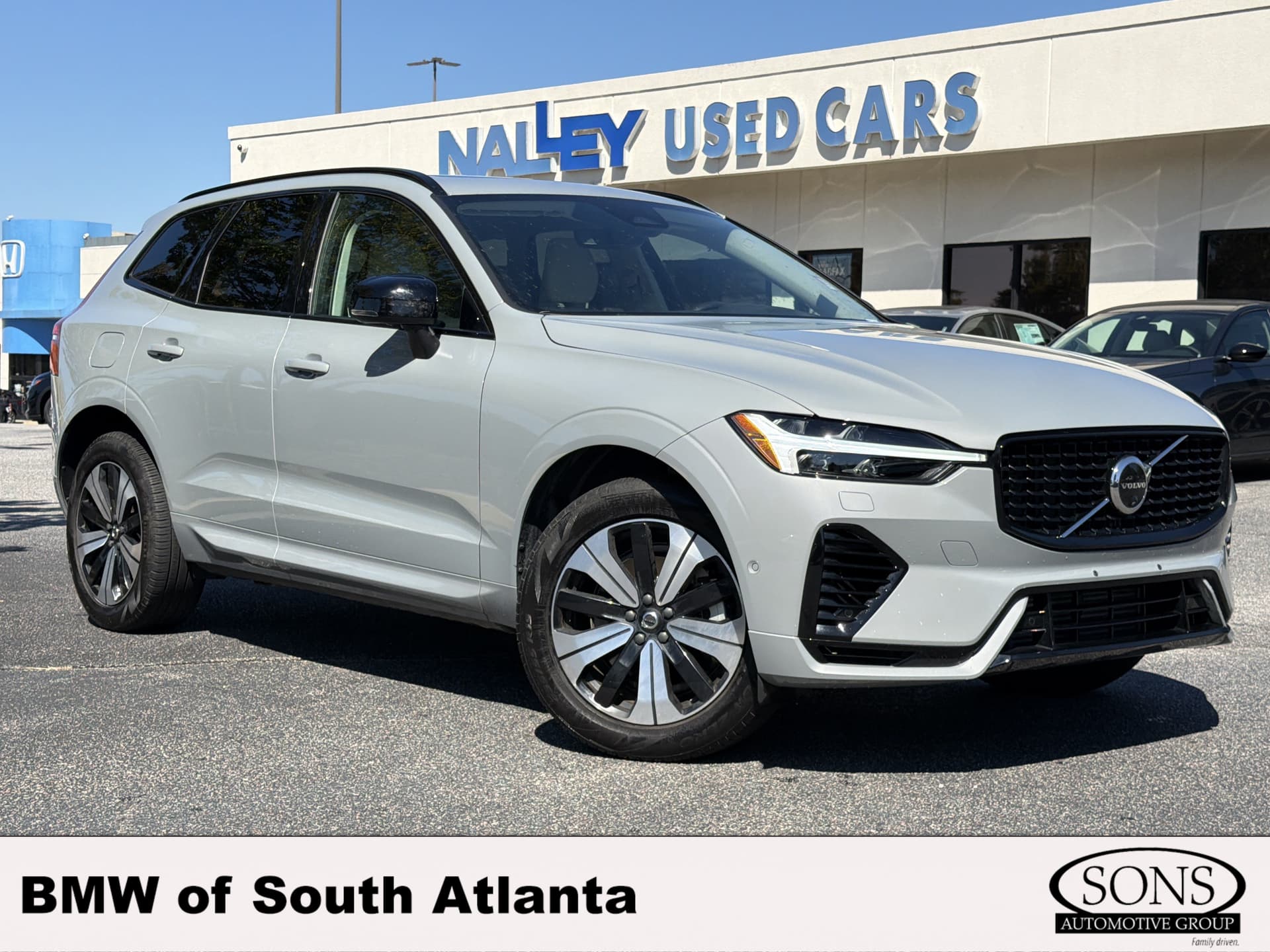 2024 Volvo XC60 Recharge Plug-In Hybrid Plus Dark Theme — photo 1 of 32