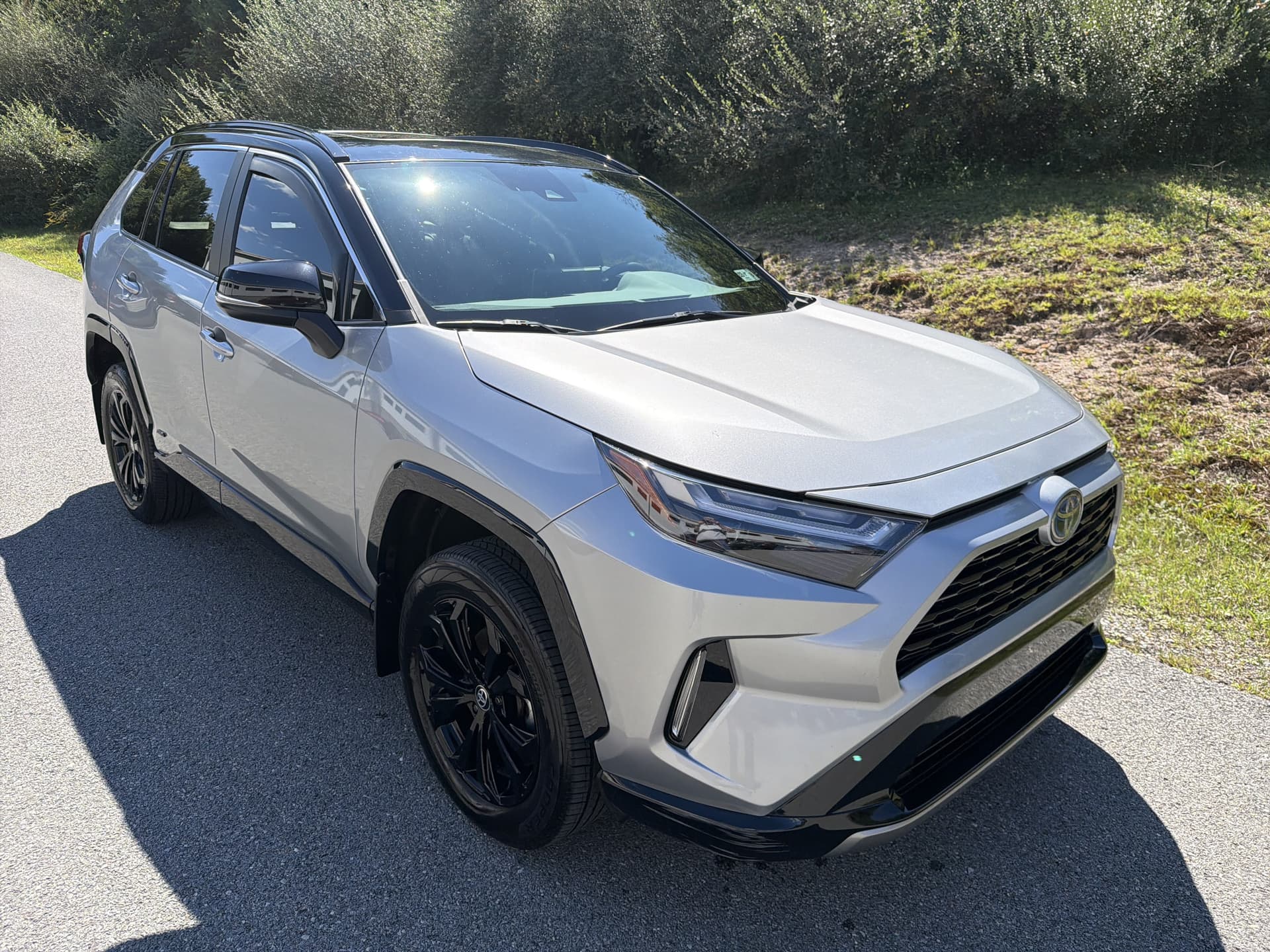 2022 Toyota RAV4 Hybrid XSE — photo 1 of 23
