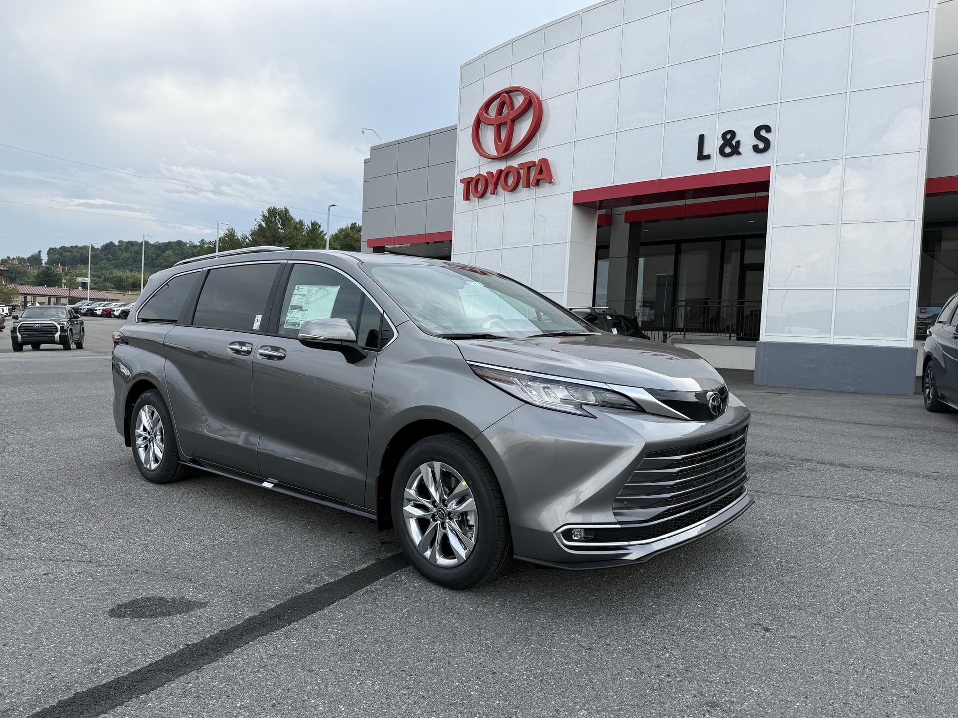 2026 Toyota Sienna Limited — photo 1 of 30