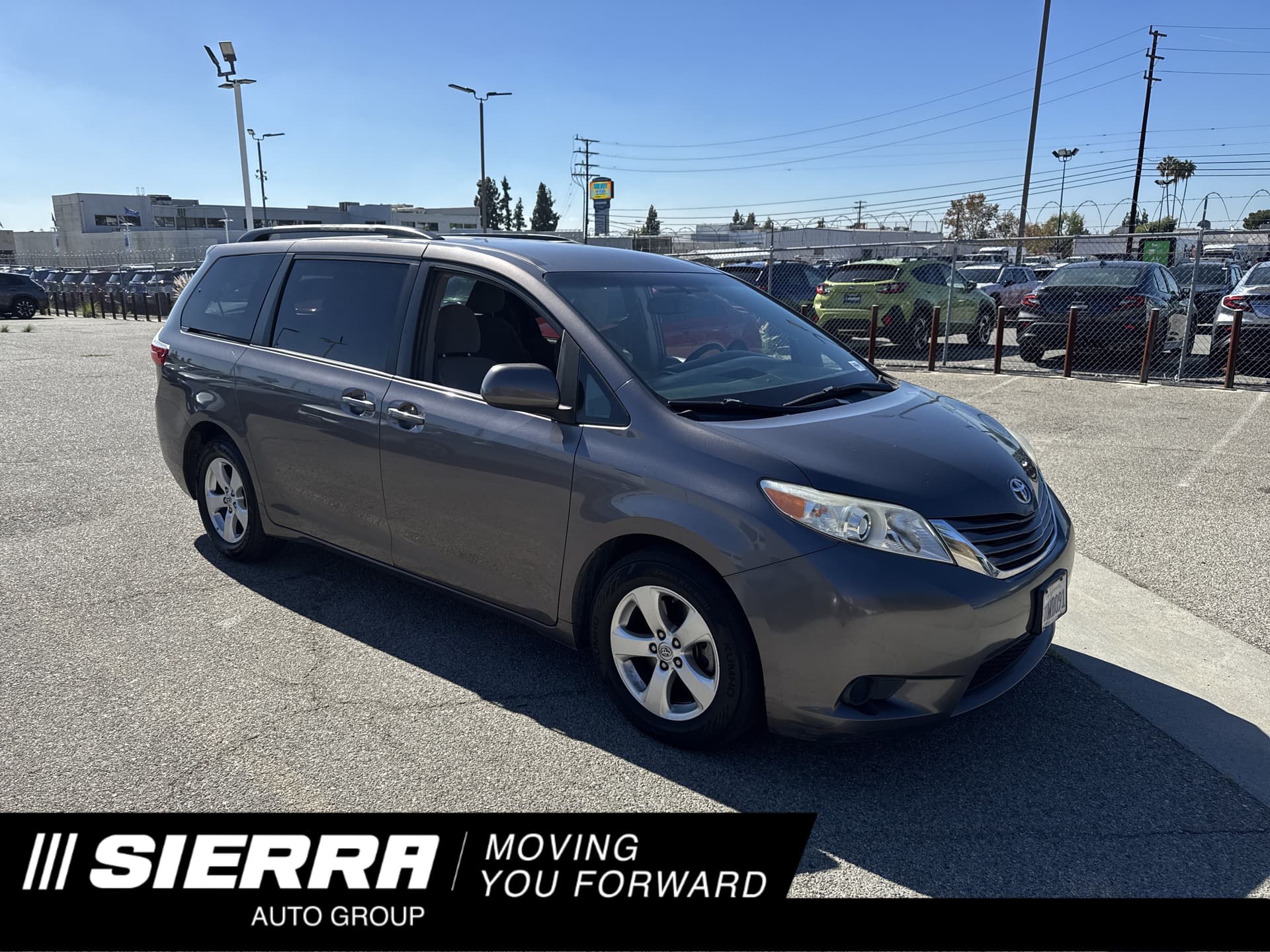 2017 Toyota Sienna Base — photo 1 of 10