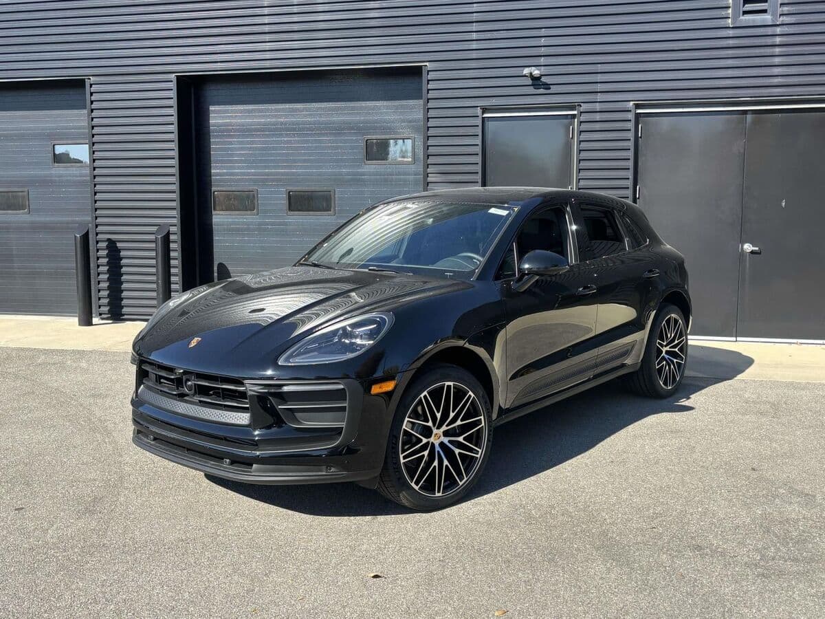 2026 Porsche Macan Base — photo 1 of 39