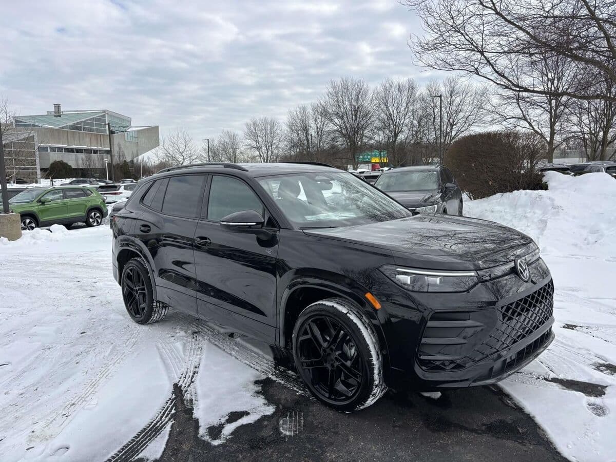 2026 Volkswagen Tiguan SE R-Line Black — photo 1 of 34