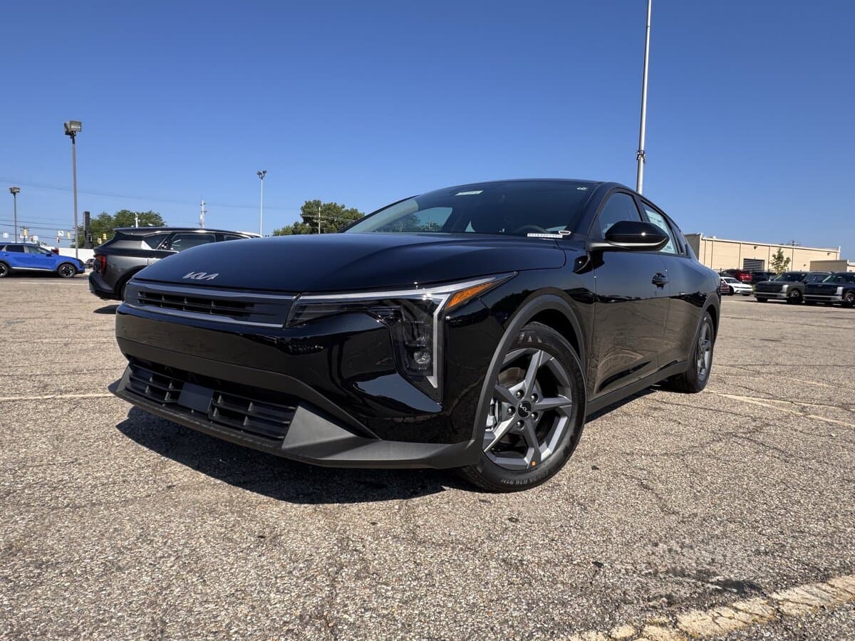 2026 Kia K4 LXS — photo 1 of 23