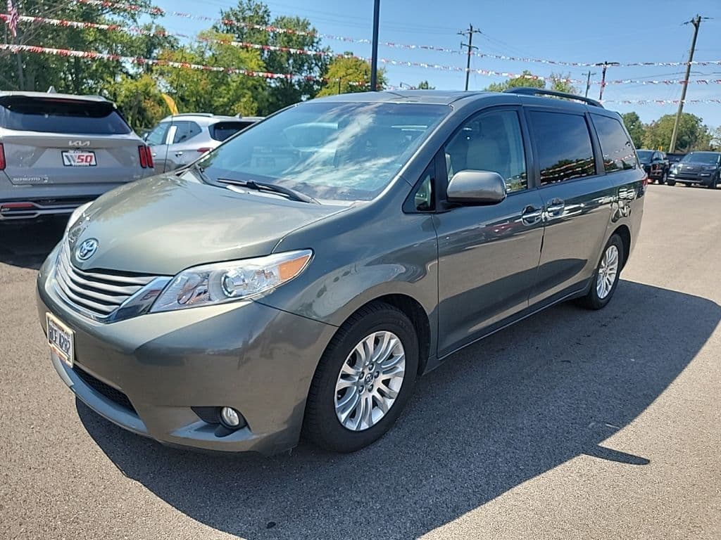 2014 Toyota Sienna XLE — photo 1 of 34