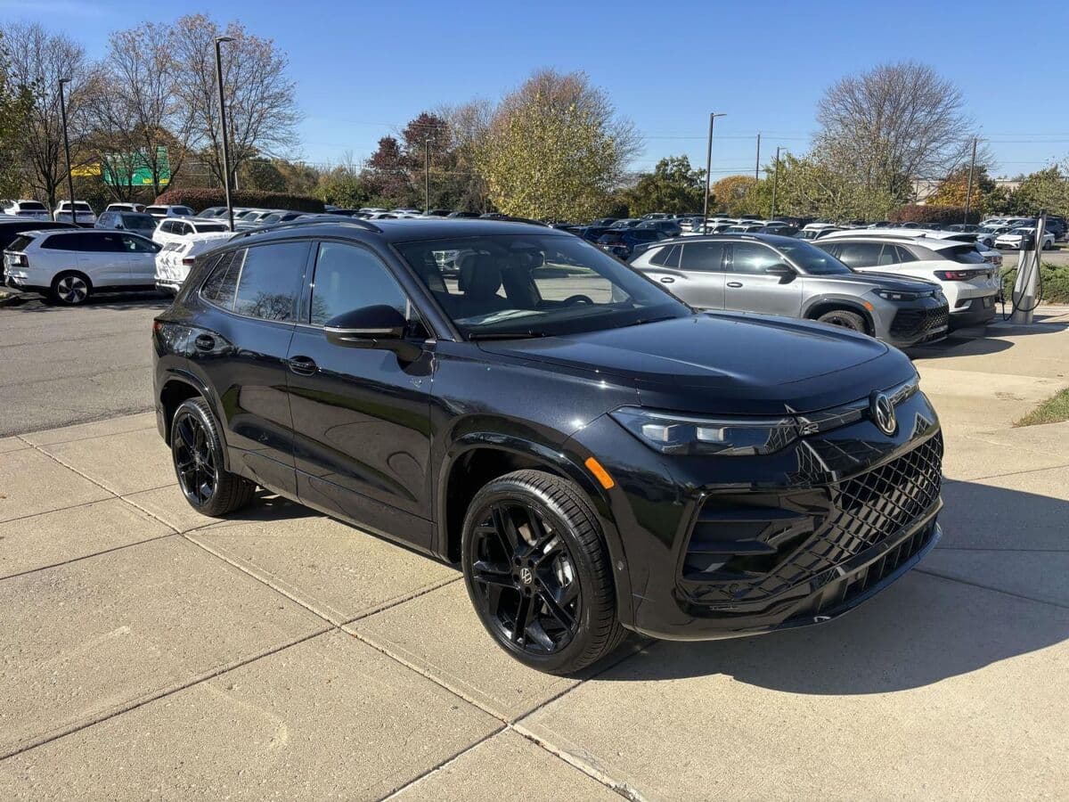 2026 Volkswagen Tiguan SE R-Line Black — photo 1 of 33