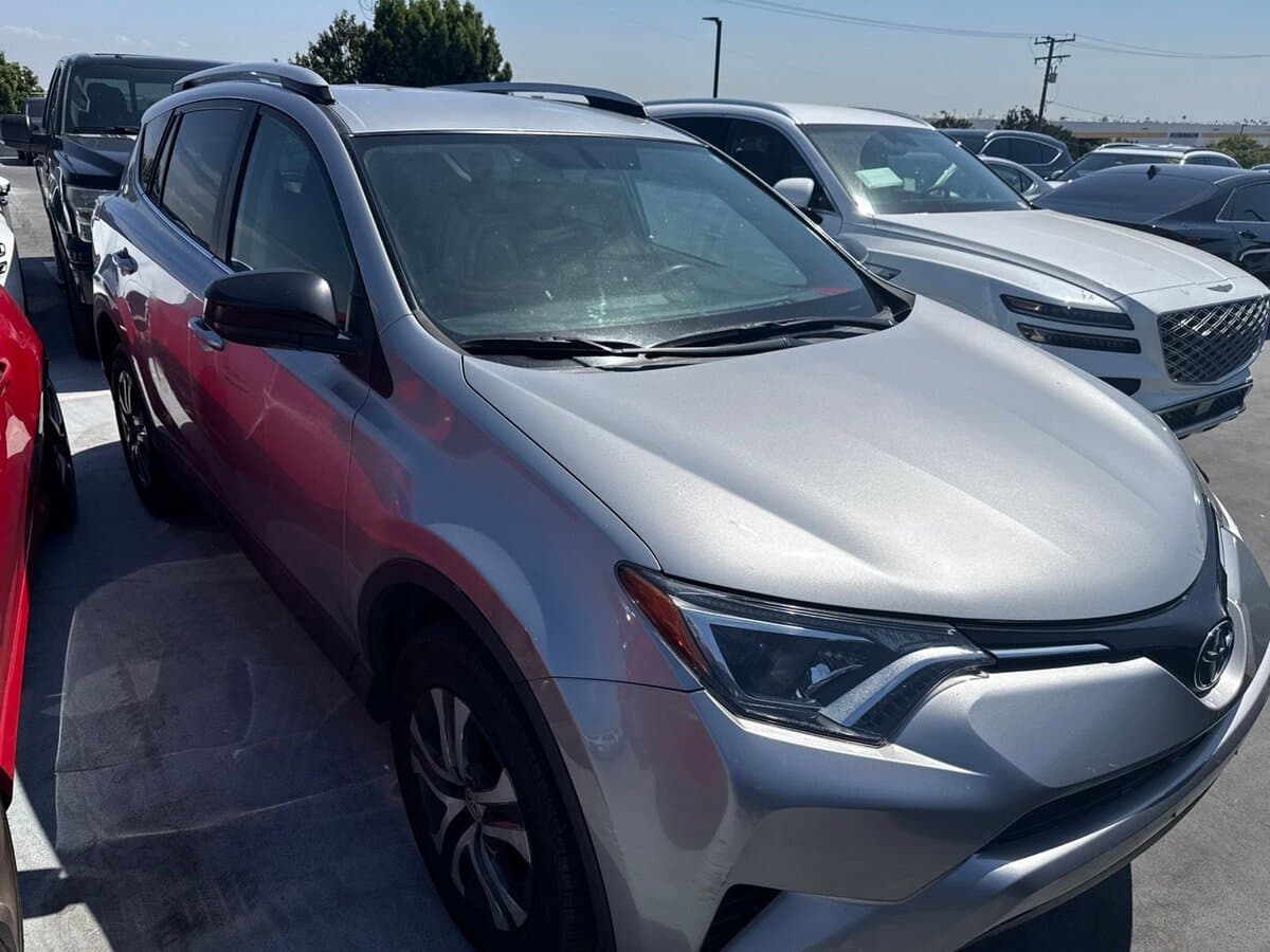 2016 Toyota RAV4 LE — photo 1 of 7